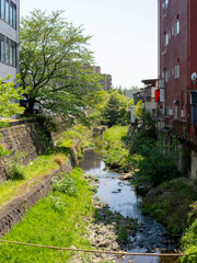 建物が建ち並ぶ川沿いの風景