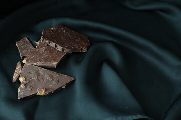 黒背景の積み重なったオレンジチョコレート