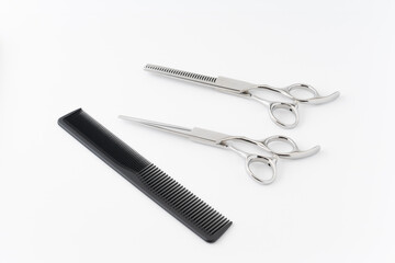 白背景に散髪用のはさみとすきばさみと櫛のセット