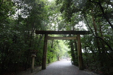 日本の伝統的な神社の鳥居