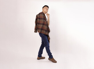 Naklejka premium a man posing in a stylish outfit wearing casual clothing with confidence