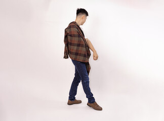 Naklejka premium a man posing in a stylish outfit wearing casual clothing with confidence