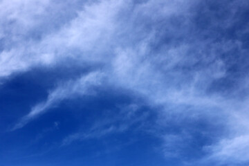 Fototapeta premium A clear blue sky with thin white clouds