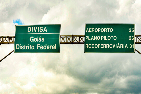 PLACAS DA DIVISA LESTE DO DISTRITO FEDERAL E GOI&Aacute;S NA RODOVIA BR-040