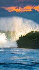 Obraz premium Dramatic ocean wave at sunset