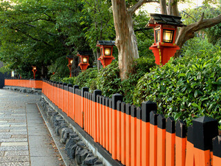 京都・祇園白川の巽橋周辺の朱色の玉垣