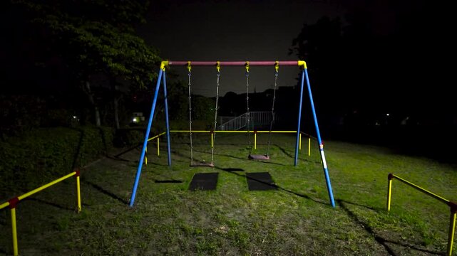 誰もいないのに動く夜の公園のブランコ