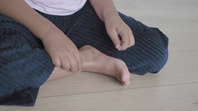 Child suffering itching skin on her fit 