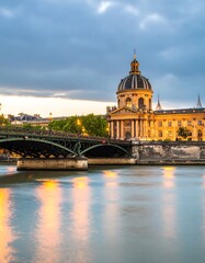 Fototapeta premium Parisian bridge at sunset