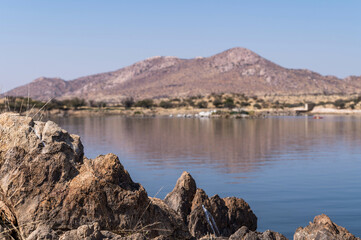 Lac et montagne en Namibie