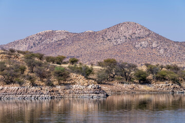 Lac et montagne en Namibie