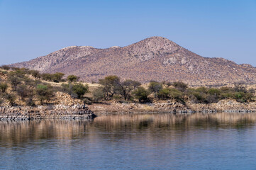 Lac et montagne en Namibie