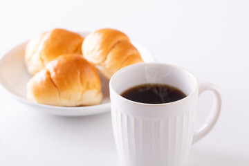 ホットコーヒーとロールパン