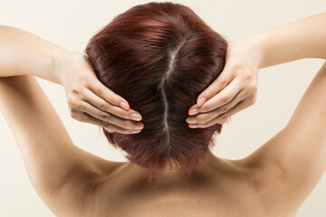 Fototapeta premium 若いアジア人の女性の頭皮のクローズアップ。