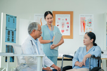 Obraz premium Asian healthcare providers deliver patient-centered consultation to senior woman, explaining medical condition through health literacy communication and holistic care approach for optimal wellness 