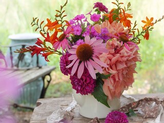 ダリアとエキナセアのアレンジメント
