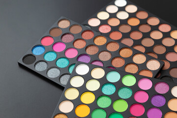 アイシャドウパレット　黒背景