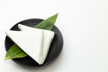 皿に乗った白はんぺん　白バック