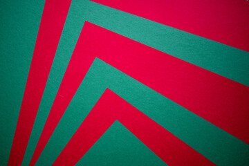 重なる赤と緑の画用紙