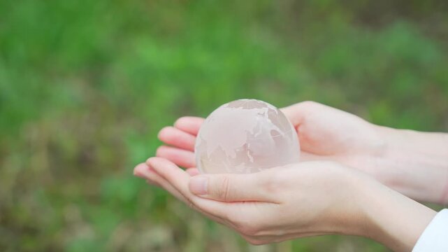 地球、地球儀、環境、保護、手、自然、SDGs、エコロジー、守る、サステナビリティ、サステナブル、グリーンテック、GX、SX、未来、女性、コピースペース、新緑、春、季節、クリスタル、ガラス、テクノロジー、トランスフォーメーション、脱炭素社会、グリーン、エコシステム、地球環境、環境保護、気候変動、持続可能な開発目標、グリーントランスフォーメーション、ESG投資、CSR、カーボンオフセット、カーボンニュ