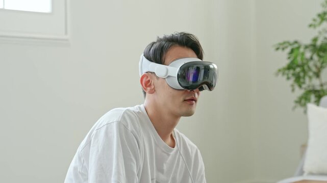 VRゴーグルで3D映像を見る男性