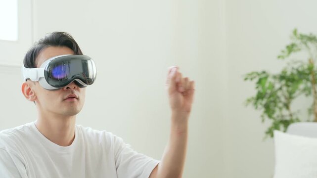 VRゴーグルで3D映像を操作する男性
