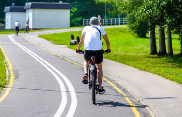 Obraz premium Cyclist ride on the bike path in the city Park