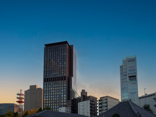 Fototapeta premium 夕方の東京、ビル群と空の静かな時間