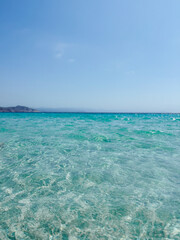Fototapeta premium Crystal Clear Turquoise Ocean Under a Cloudless Sky