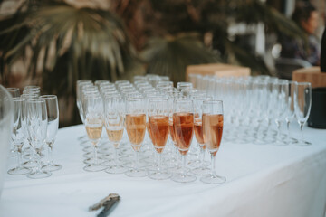Des coupes de champagnes servit pour le vin d'honneur d'un mariage en extérieur 