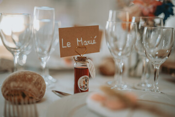 La table et la place de du marié pour son mariage 