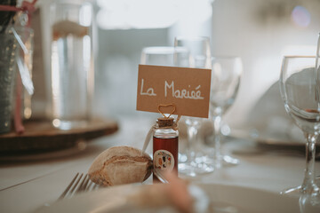 La table et la place de la mariée pour son mariage 