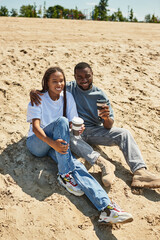 Obraz premium Young couple enjoying a carefree walk together under the warm sun of a beautiful afternoon