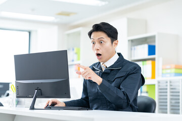 オフィスで働くエンジニア