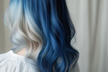 Naklejka premium Close-up of beautifully styled hair with a vibrant ombre of cool blue and light gray tones.