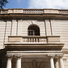 Façade avec balustrade, balcon et piliers
