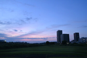 日の出前の空とシティ