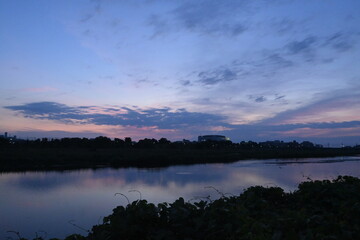 川と夜明けの空