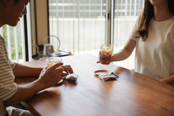 テーブルで真剣に話し合う男女の姿