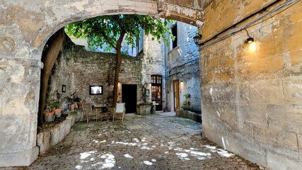 ARLES (Bouches-du-Rhône)