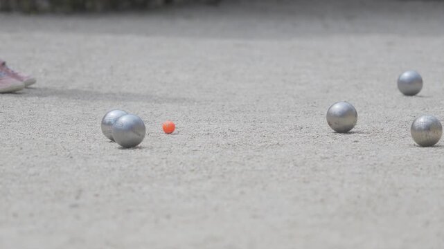 Des boules de p&eacute;tanque avec un cochonnet