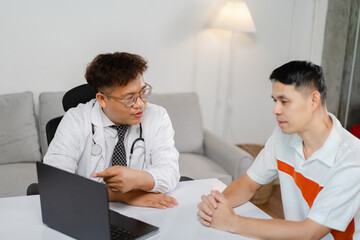 Obraz premium Doctor Consulting with Patient in Modern Office Setting Focused on Health and Wellness Discussion Using Digital Technology for Medical Advice