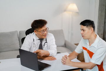 Obraz premium Friendly doctor consultation with patient discussing health issues in a modern clinic setting, focused on communication and care with digital technology