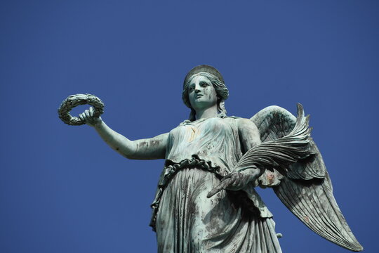 Engel-Statue der Concordia auf der Jubil&auml;umss&auml;ule auf dem Schlossplatz in Stuttgart mit Lorbeerkranz in der ausgestreckten Hand