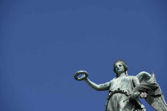 Engel-Statue der Concordia auf der Jubil&auml;umss&auml;ule auf dem Schlossplatz in Stuttgart mit Lorbeerkranz in der ausgestreckten Hand