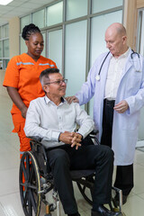 Obraz premium Doctor and nurse supporting happy recovering patient