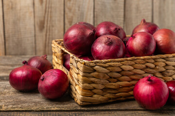Shallot onion on the kitchen table. onion slice. onion rings. Fresh red Onion. Natural, fresh, vegetarian food. Agricultural products. Healthy eating. Vegetables. Farmer's market.