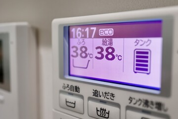 給湯器の液晶パネルに設定された38度のお風呂温度表示
