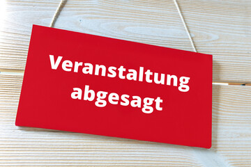 Schild mit Text VERANSTALTUNG ABGESAGT