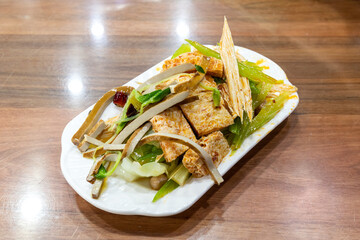 Xi 'an delicacy: Cold mixed bean curd sheets, dried tofu and celery